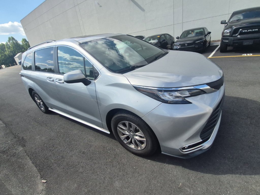 Used 2023 Toyota Sienna XLE FWD image 3