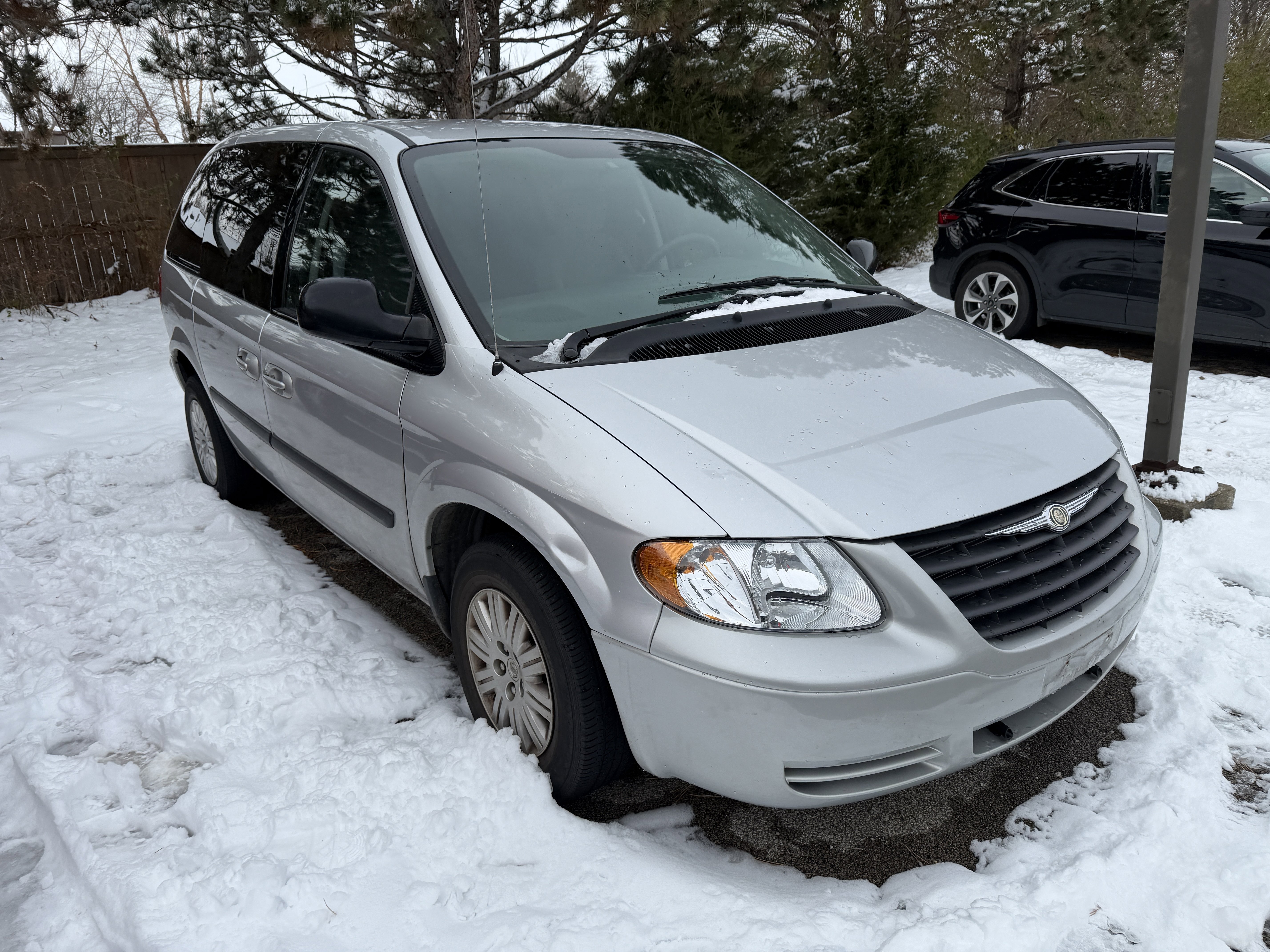 Used 2005 Chrysler Town & Country image 4