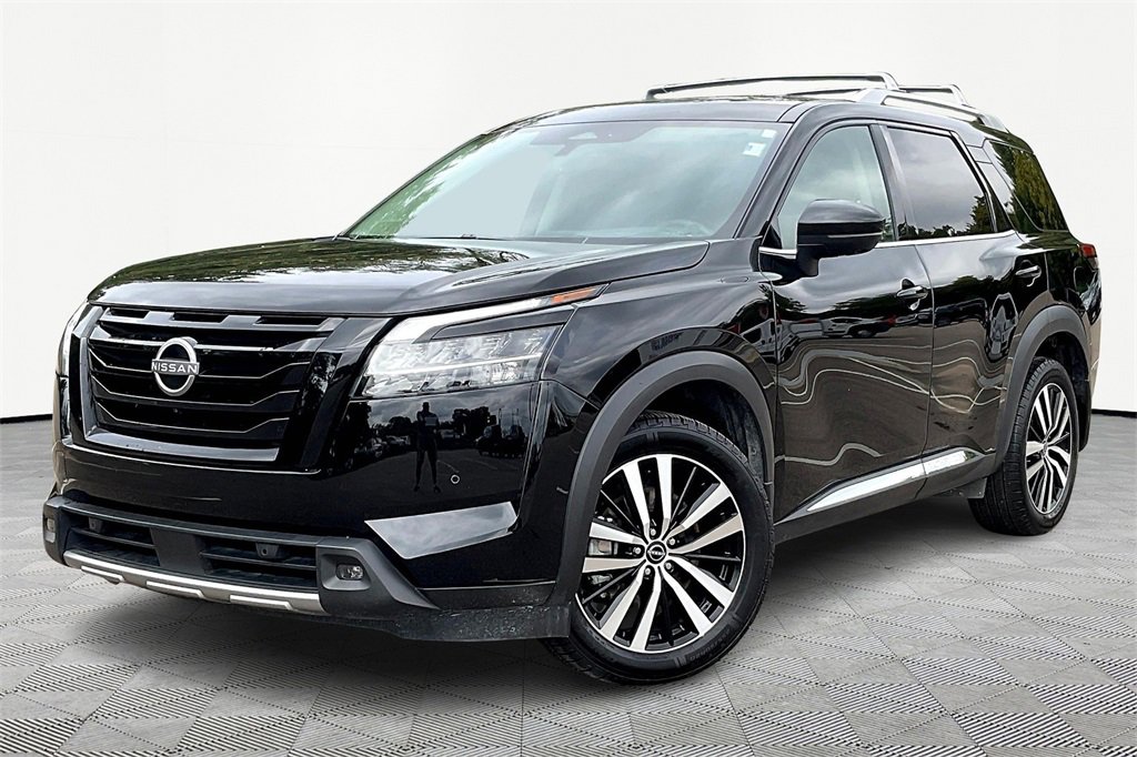 Used 2024 Nissan Pathfinder Platinum image 2