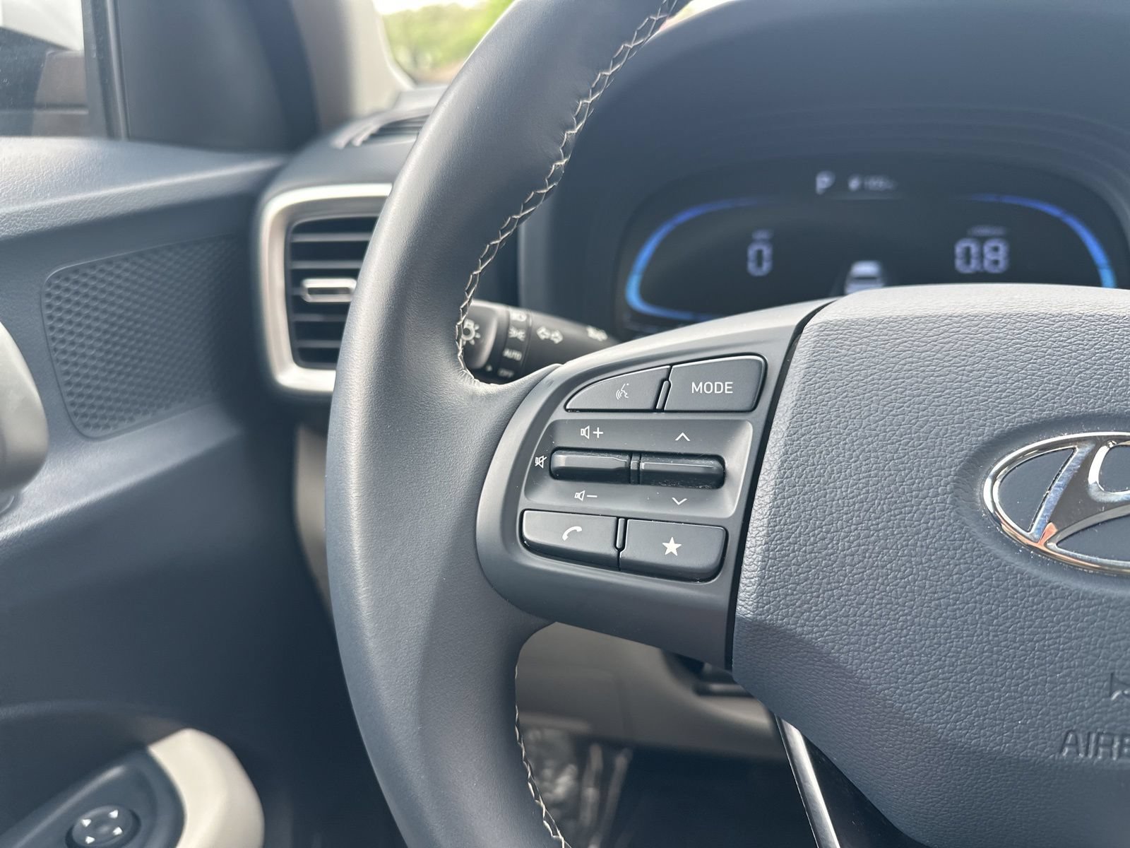 Used 2025 Hyundai Venue Limited FWD image 41