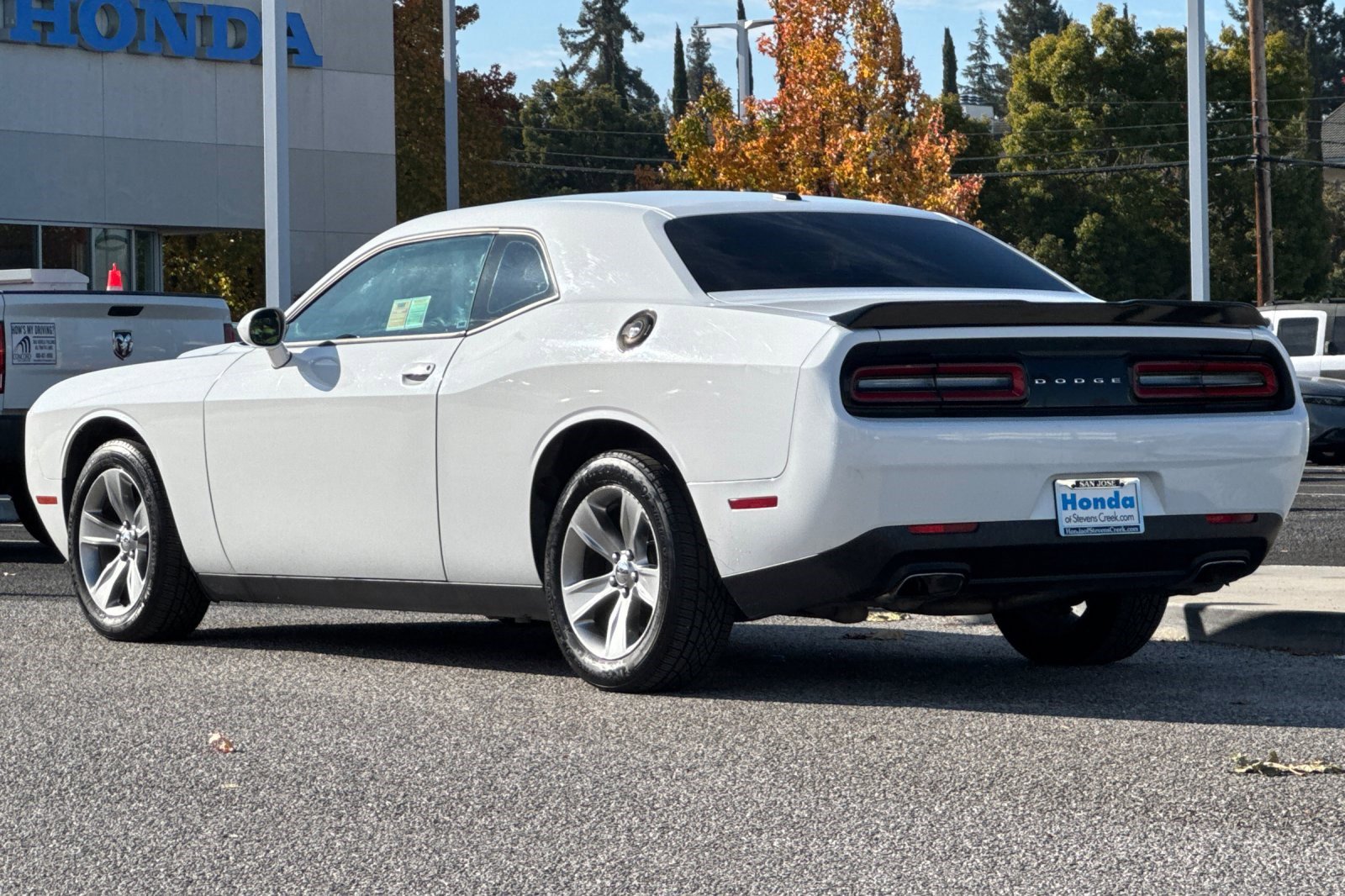 Used 2015 Dodge Challenger SXT image 3