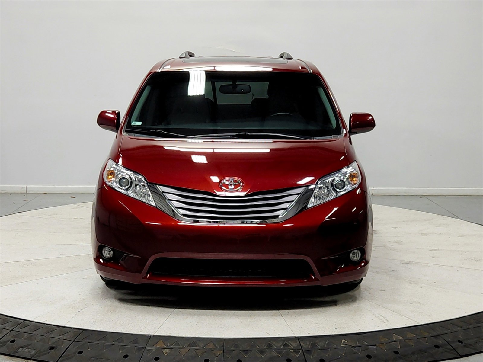 Used 2015 Toyota Sienna XLE Premium image 2