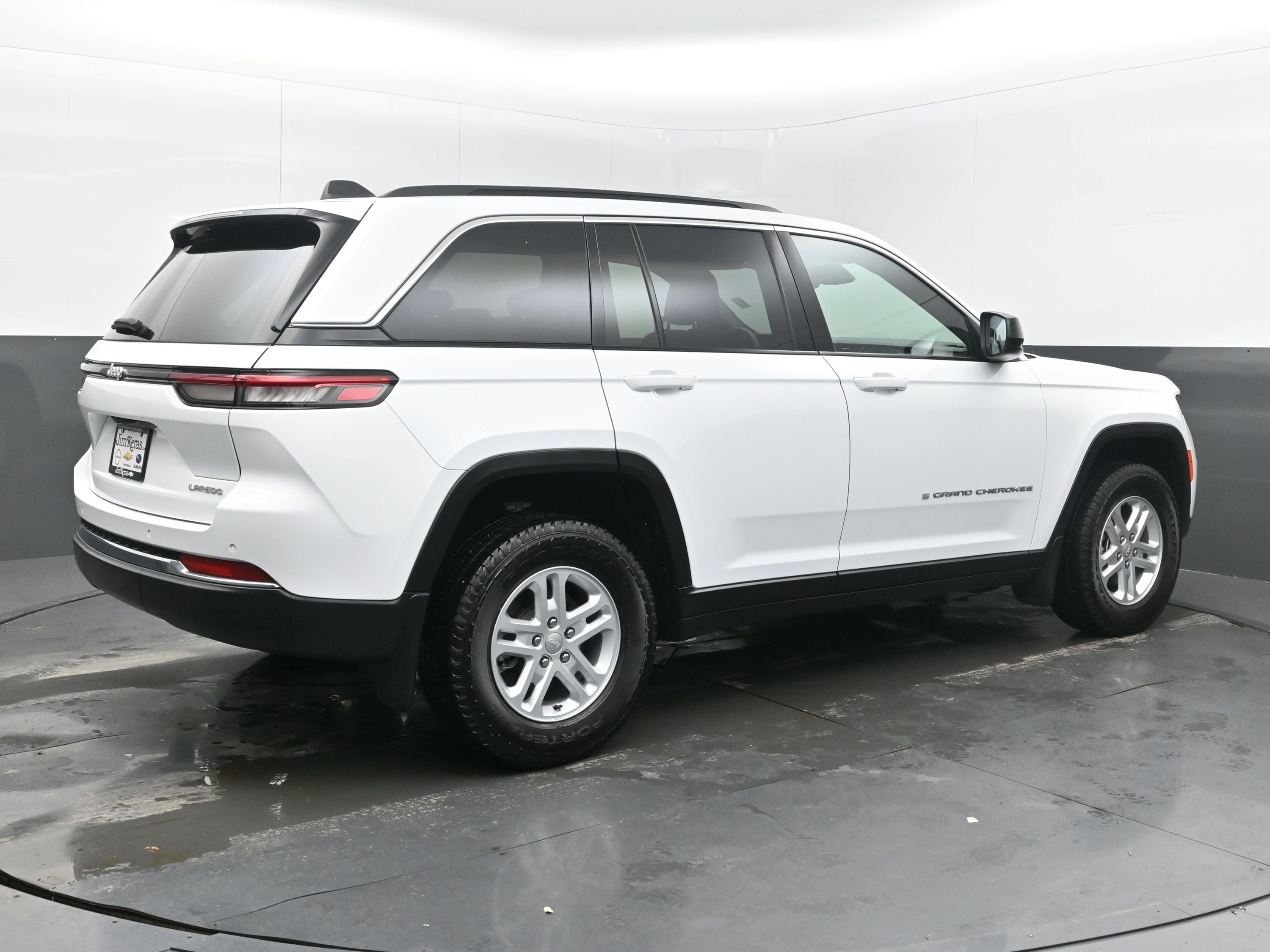 Used 2024 Jeep Grand Cherokee Laredo w/ MOPAR Finishing Package image 9