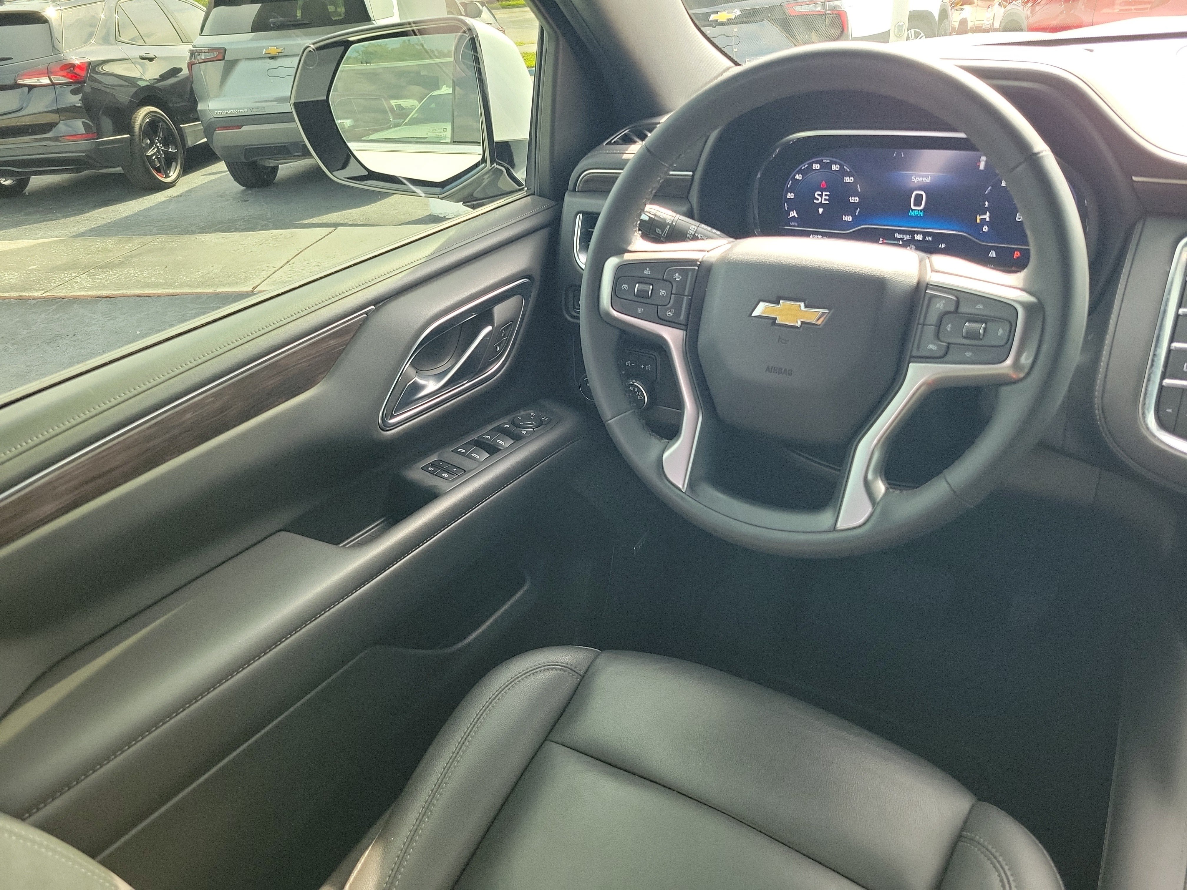 Used 2024 Chevrolet Suburban LT w/ Luxury Package RWD image 14