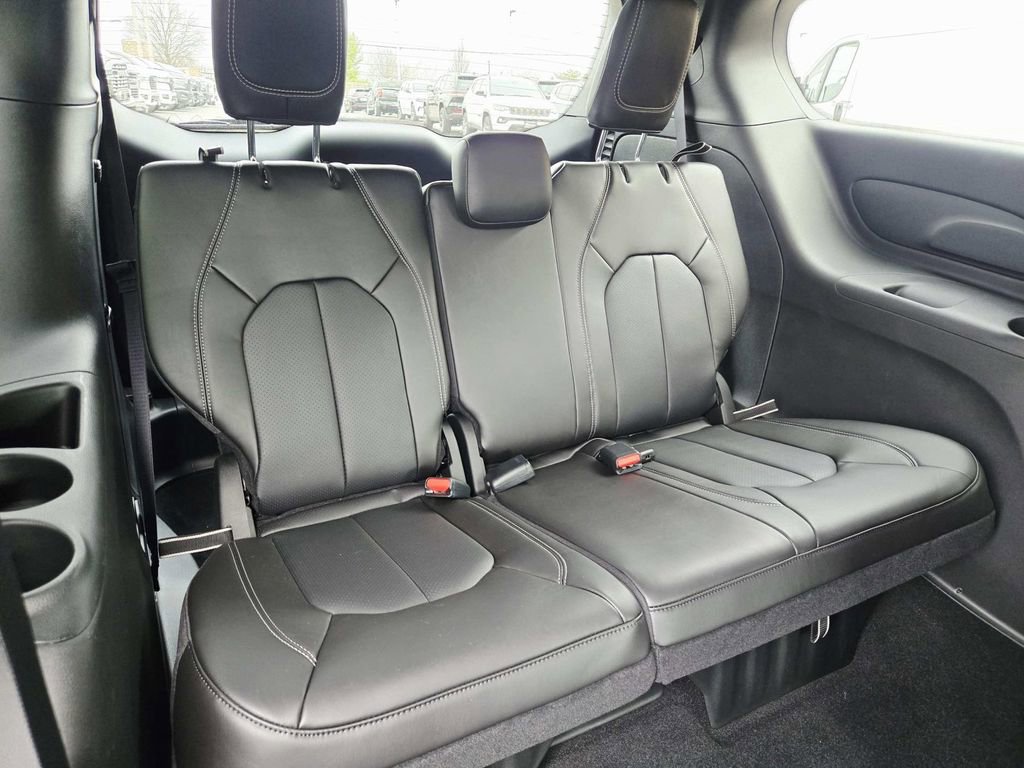 New 2026 Chrysler Pacifica Select image 15