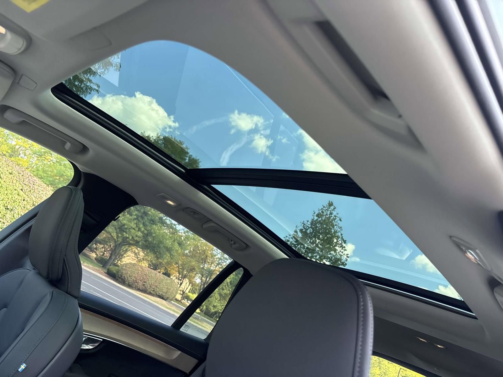 New 2026 Volvo XC90 B6 Plus w/ Protection Package Premier image 25