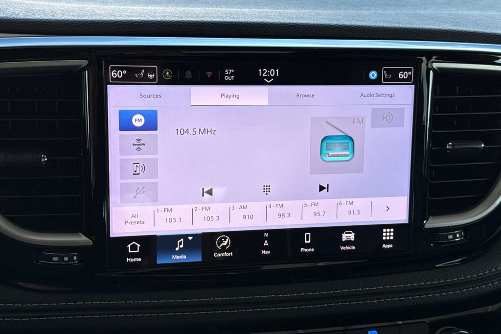 Used 2025 Chrysler Pacifica Limited image 28