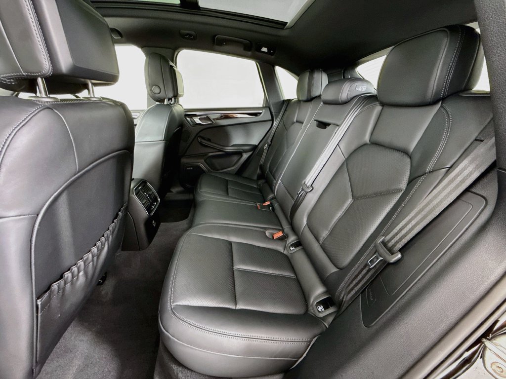 Certified 2025 Porsche Macan AWD/4WD image 24