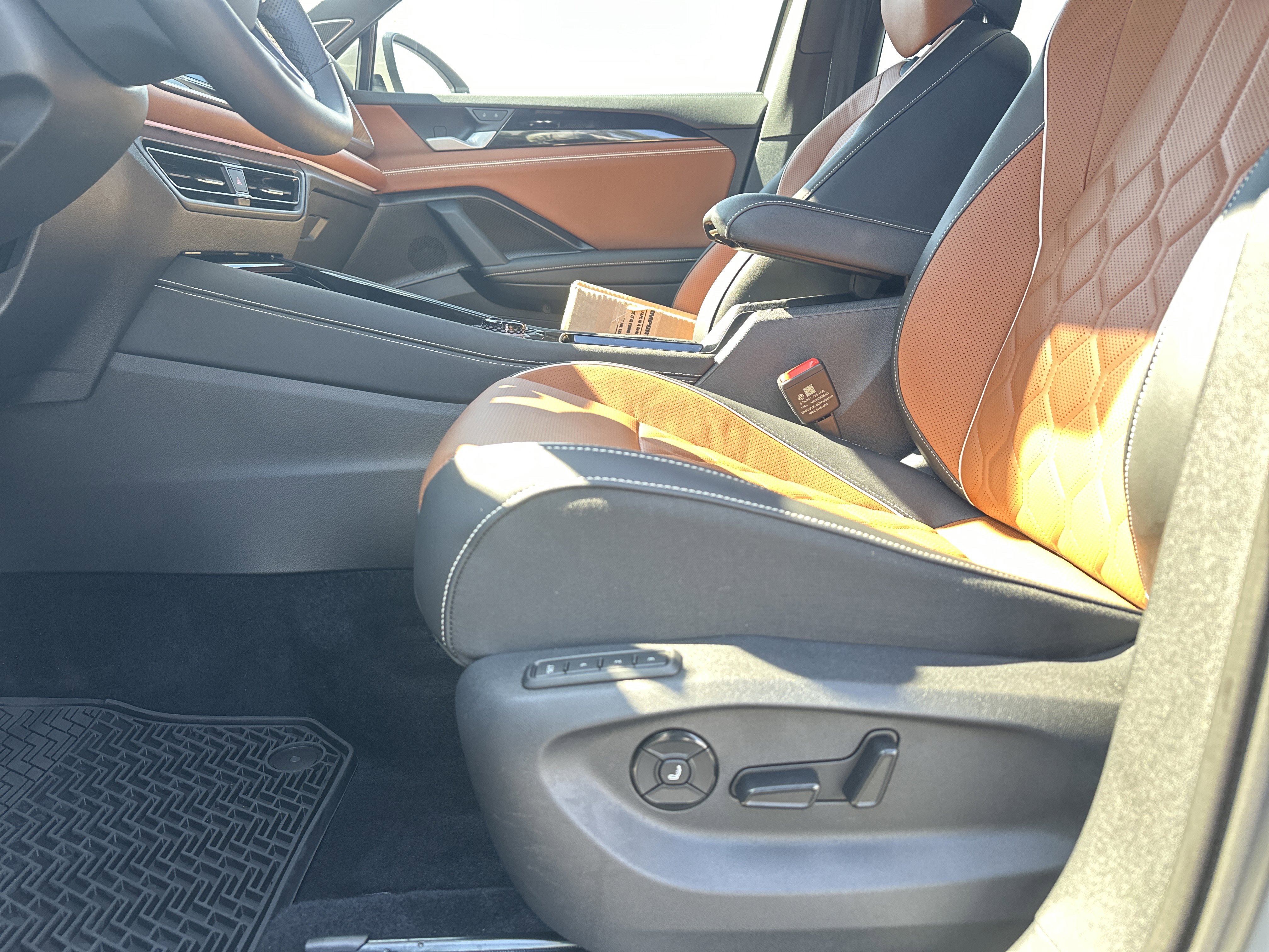 Used 2025 Volkswagen Tiguan SEL R-Line AWD/4WD image 11