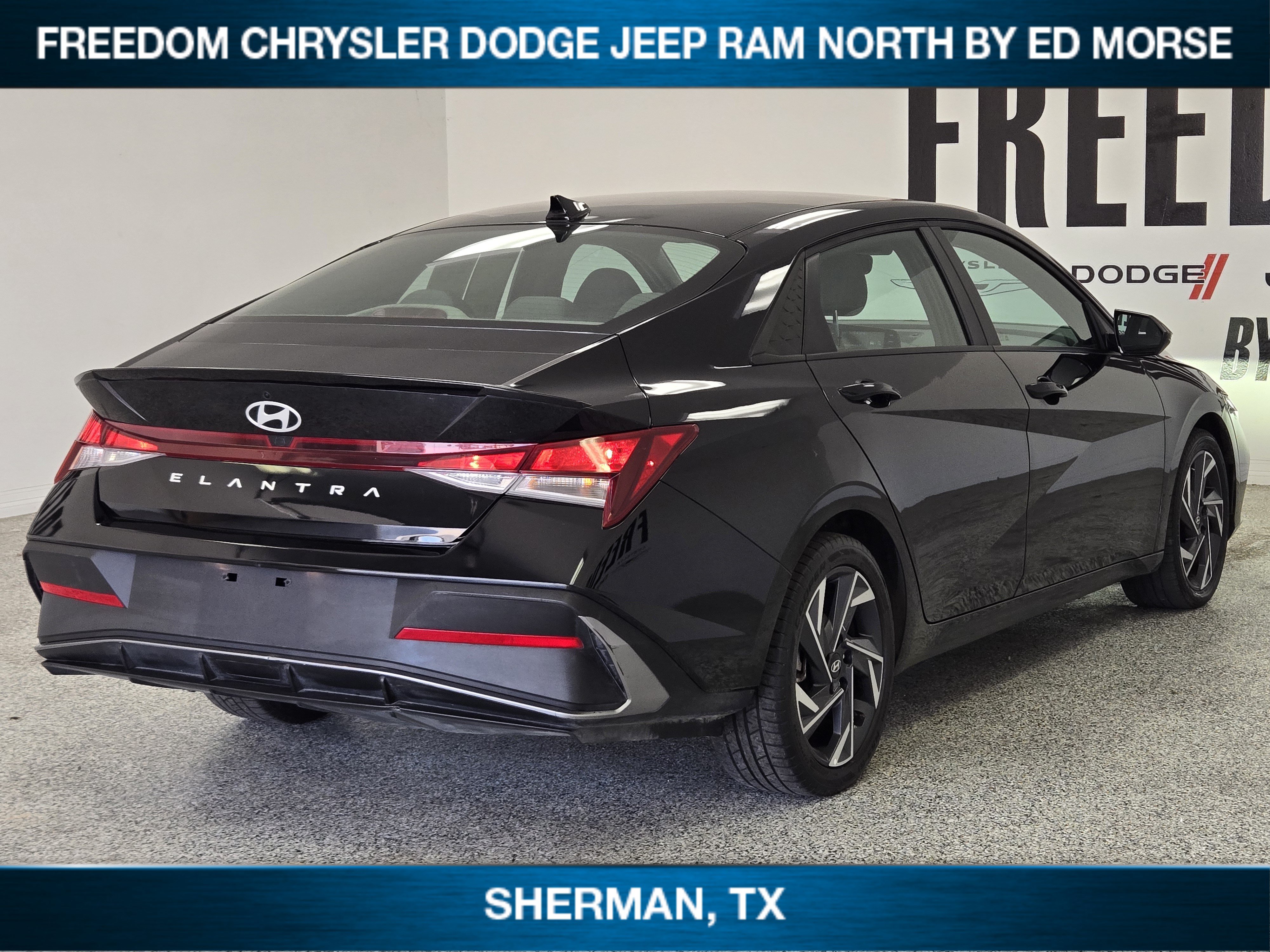 Used 2025 Hyundai Elantra Sport FWD image 3