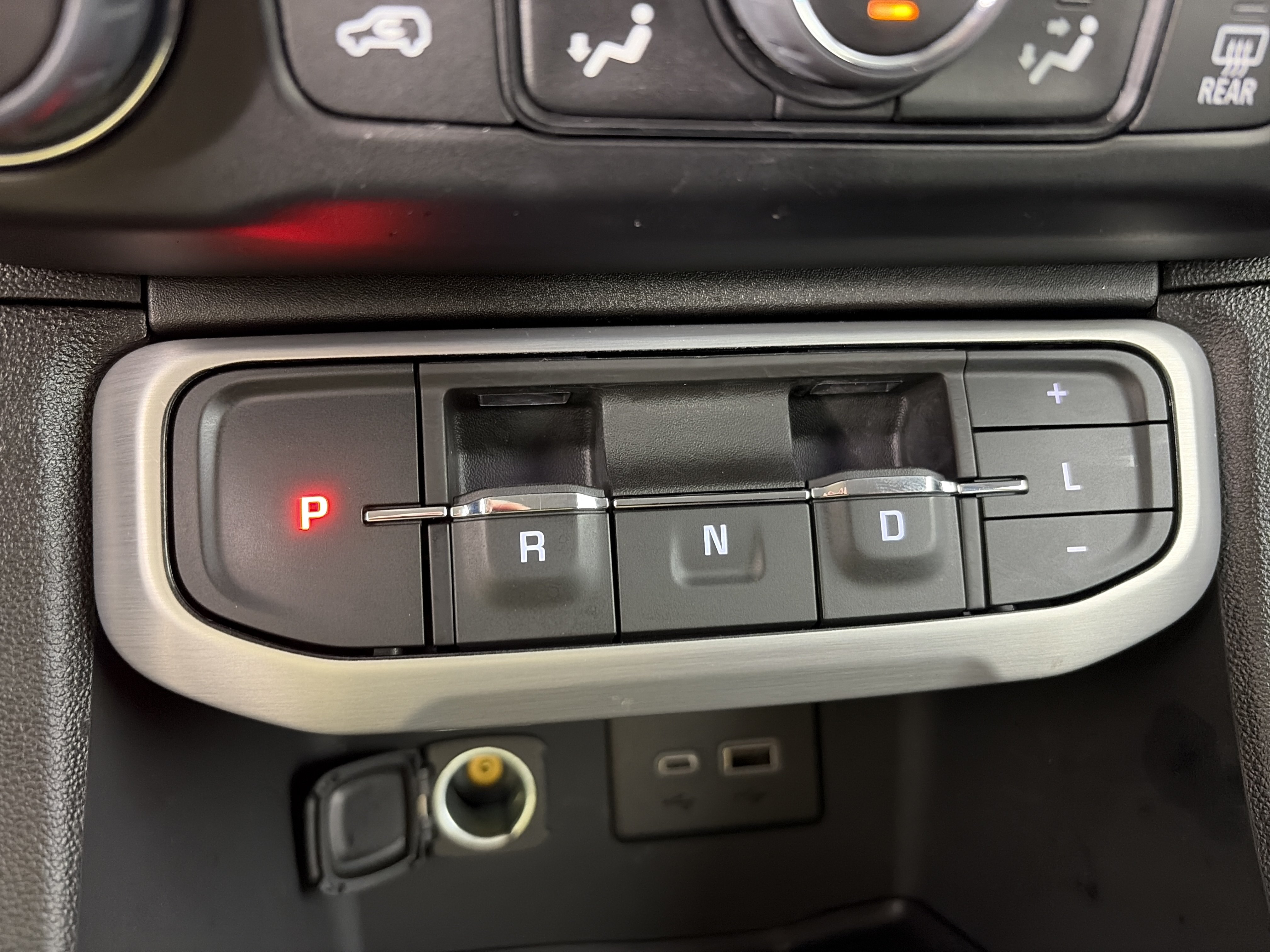 Used 2023 GMC Acadia SLE FWD image 31