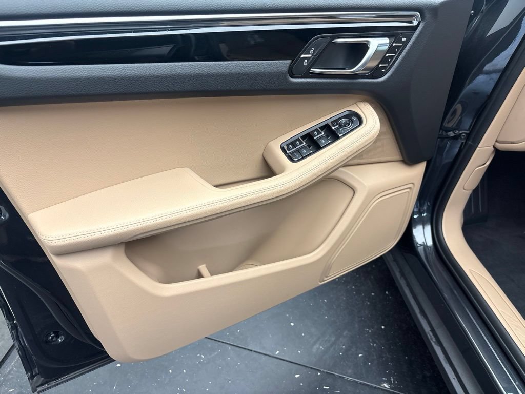 New 2026 Porsche Macan AWD/4WD image 4