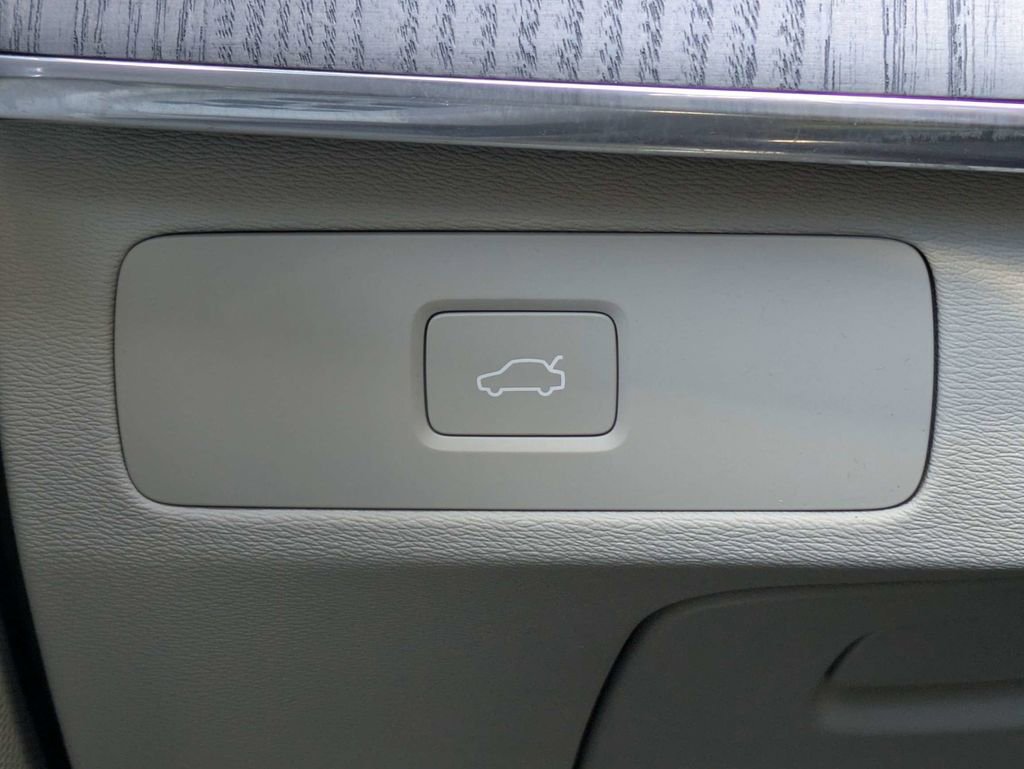 Used 2025 Volvo XC90 B6 Plus w/ Protection Package Premier image 36