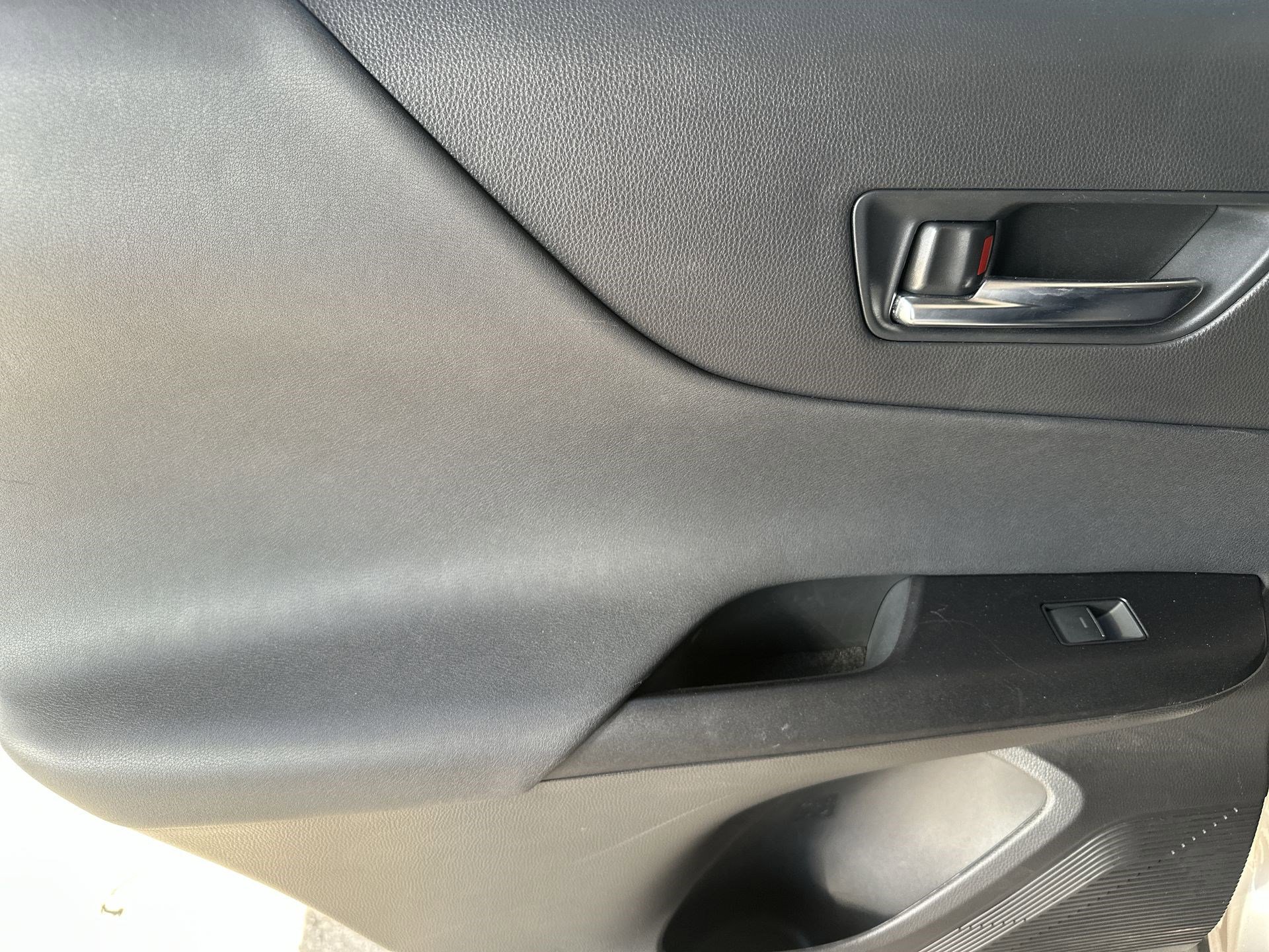 Used 2022 Toyota Venza LE image 27