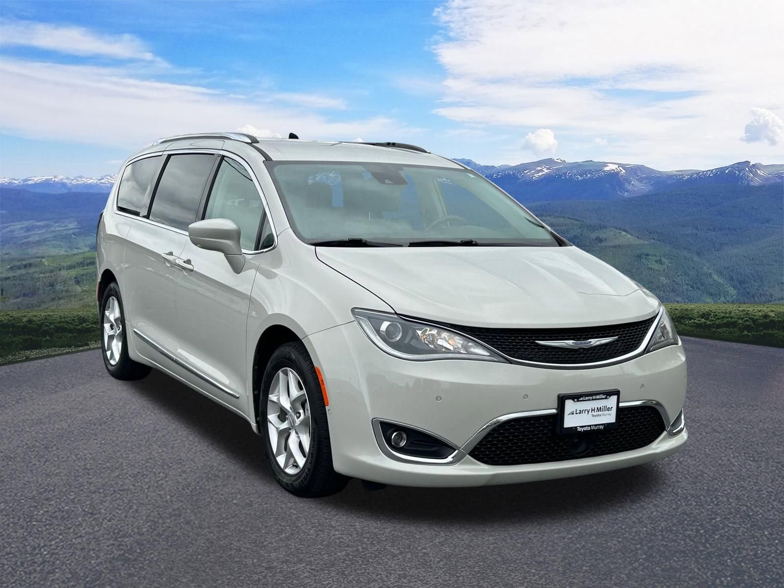 Used 2020 Chrysler Pacifica Touring-L Plus w/ Tire & Wheel Group image 8