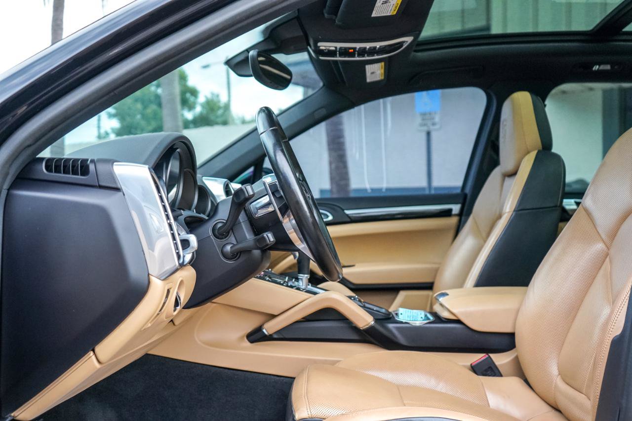 Used 2018 Porsche Cayenne Platinum Edition w/ Premium Package AWD/4WD image 10