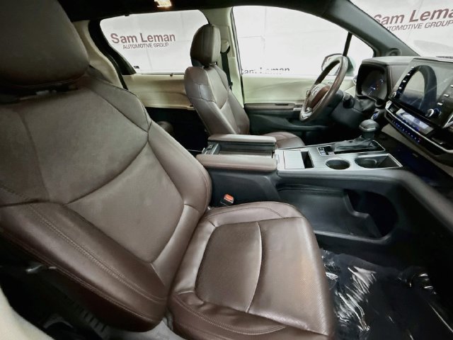 Used 2022 Toyota Sienna Platinum AWD/4WD image 32
