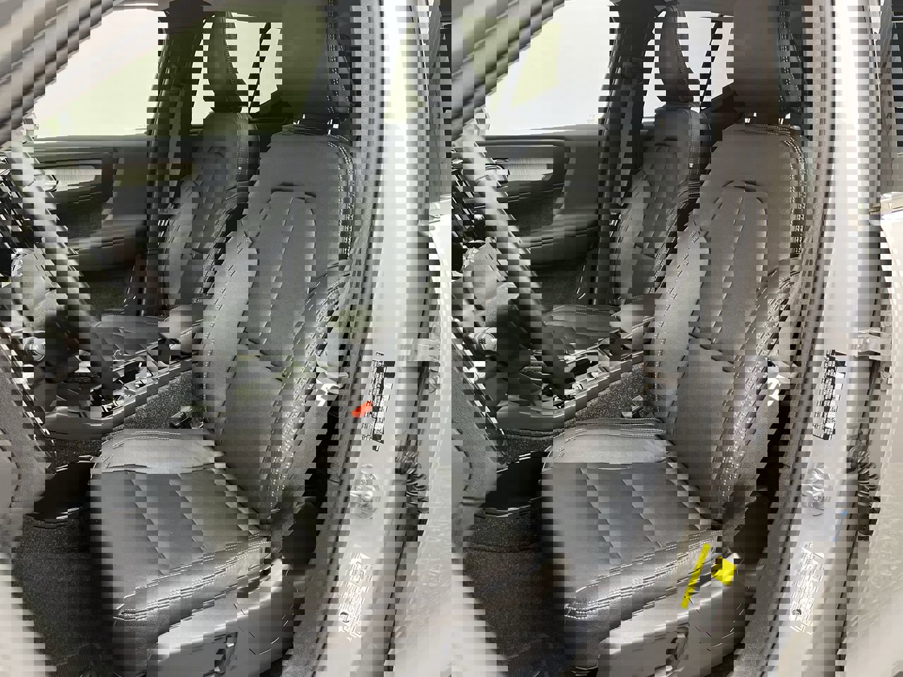 Used 2025 Volvo XC40 B5 Core image 10