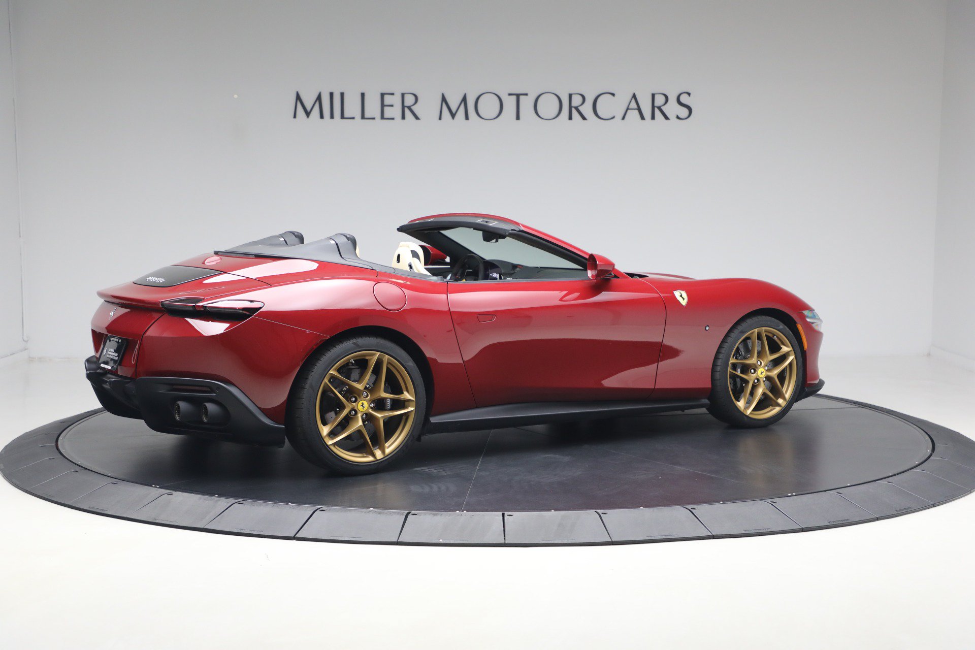 Certified 2025 Ferrari Roma Spider RWD image 9