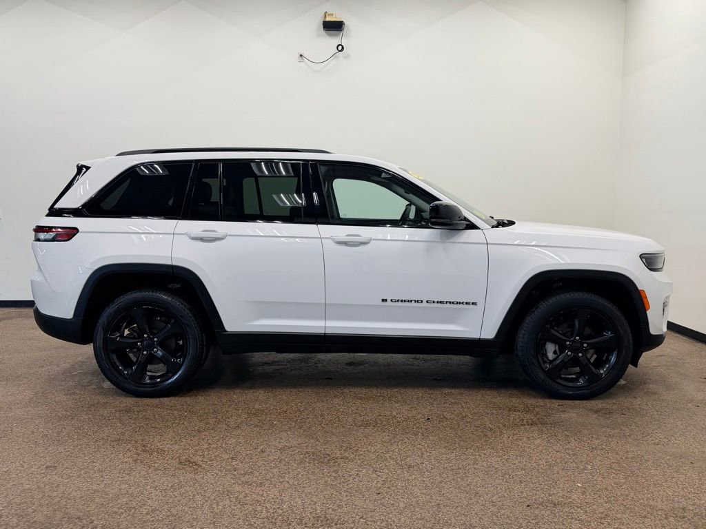 Used 2023 Jeep Grand Cherokee Limited w/ Black Appearance Package AWD/4WD image 8