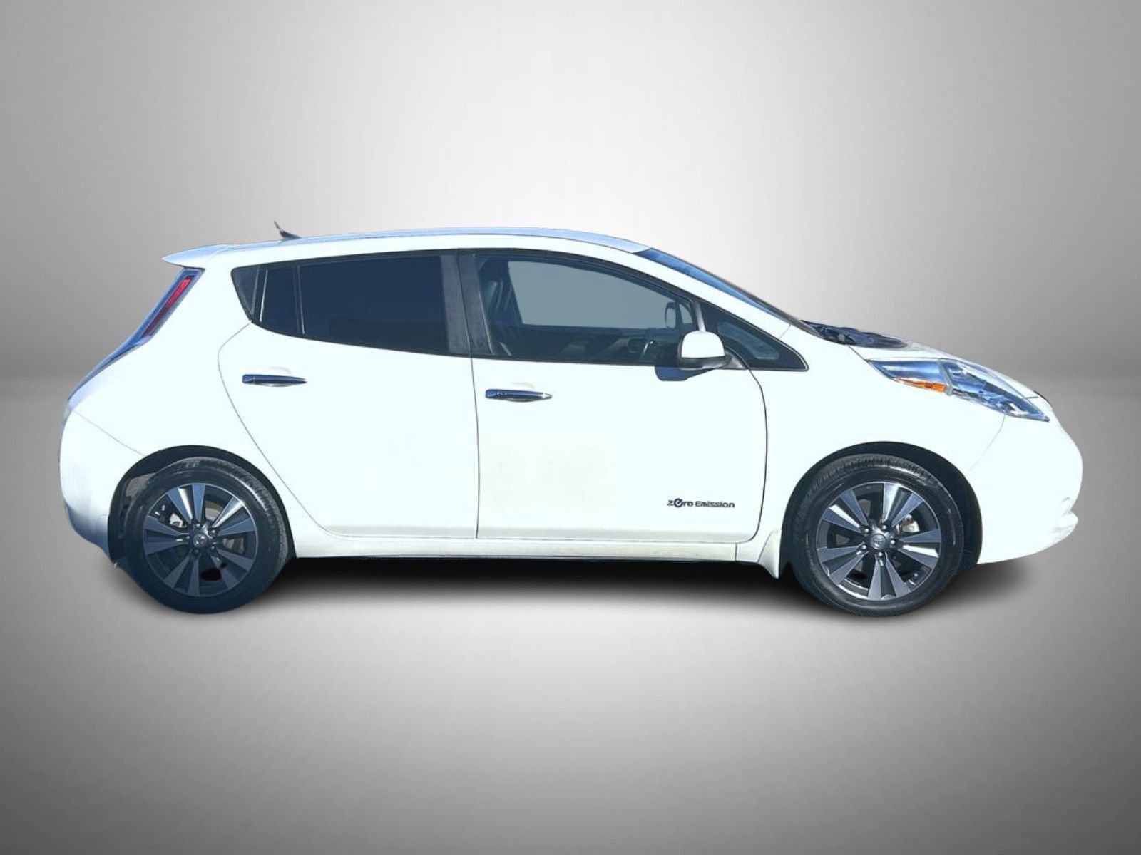 Used 2015 Nissan Leaf SL w/ Premium Package image 4