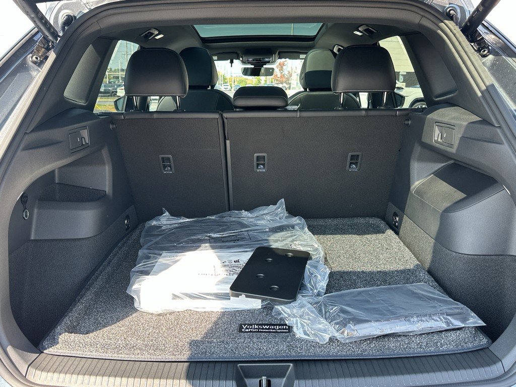 New 2025 Volkswagen Tiguan SE R-Line image 4