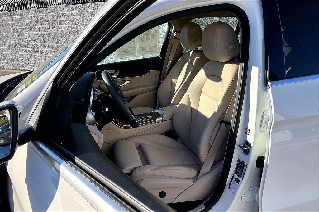 Used 2022 Mercedes-Benz GLC 300 4MATIC image 3