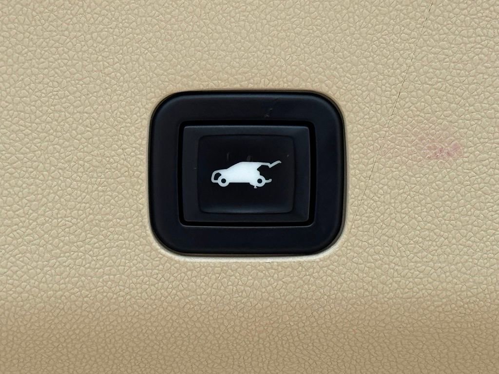 Used 2021 Cadillac Escalade Premium Luxury AWD/4WD image 36
