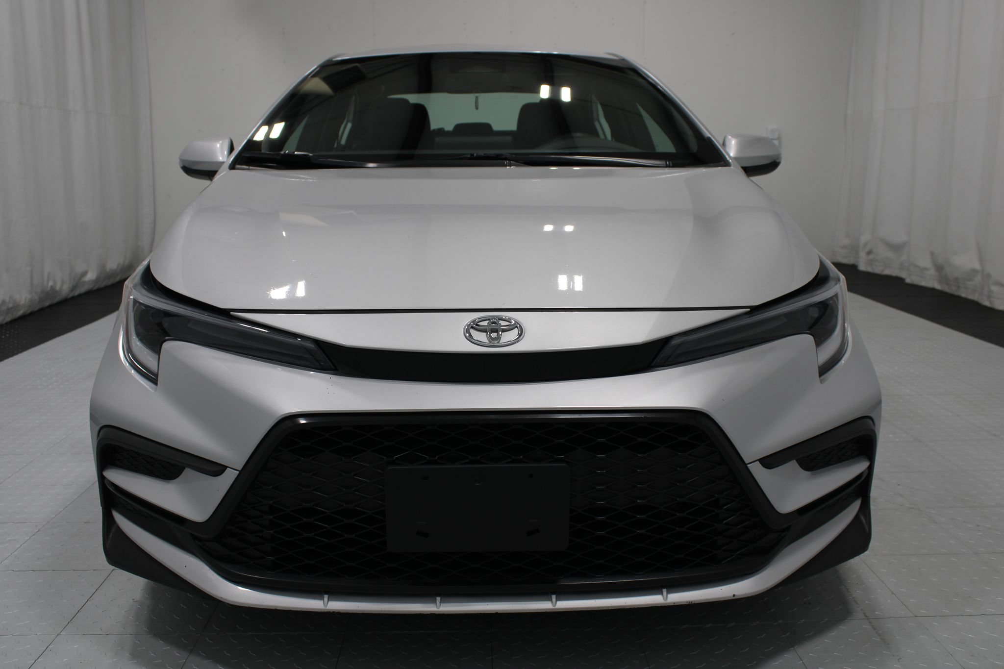 Used 2024 Toyota Corolla SE w/ SE Premium Package FWD image 3