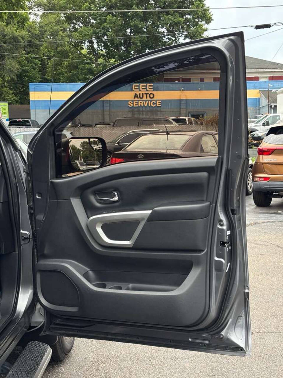 Used 2019 Nissan Titan SV w/ SV Convenience Package AWD/4WD image 16