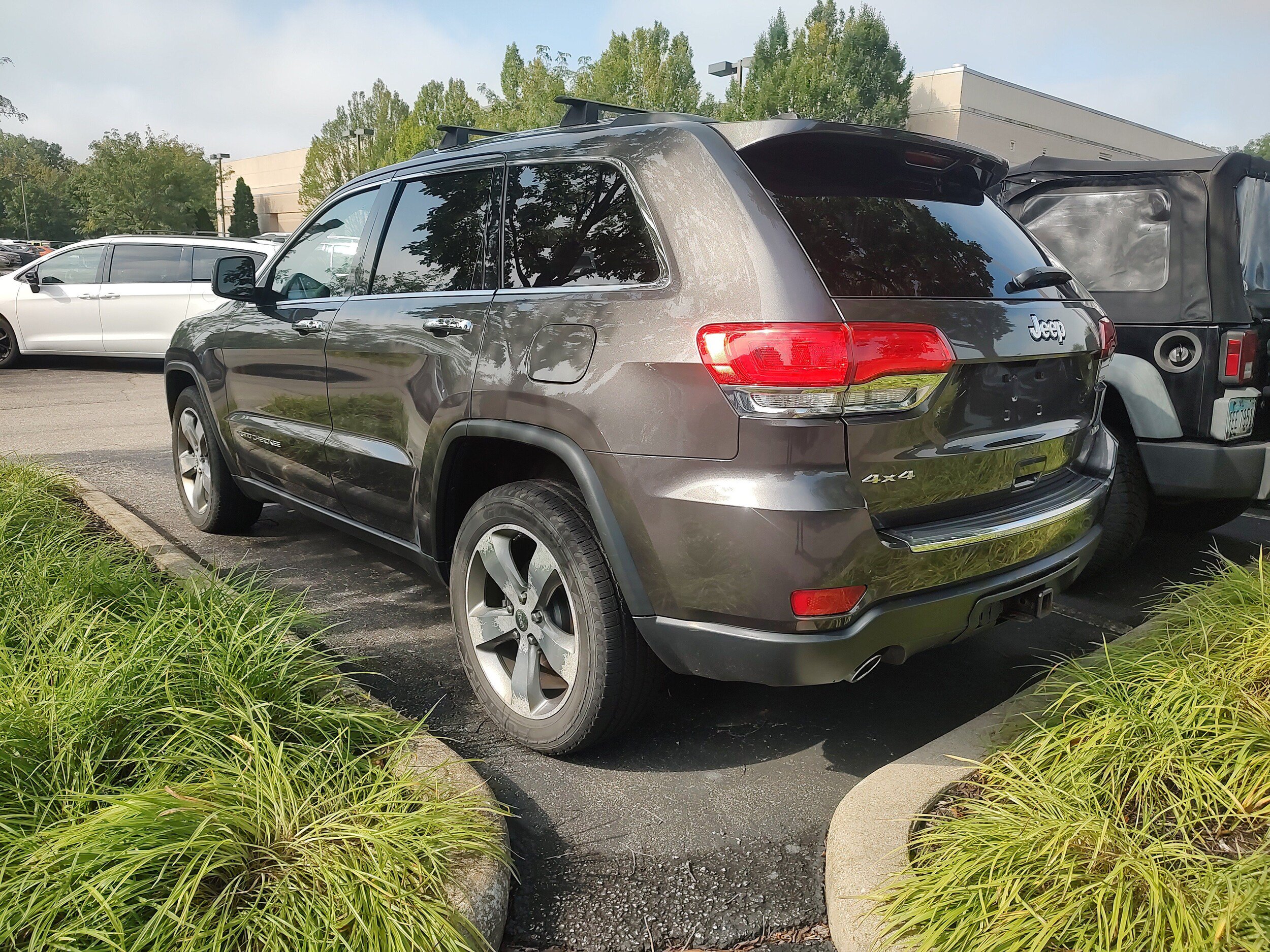 Used 2014 Jeep Grand Cherokee Limited AWD/4WD image 8