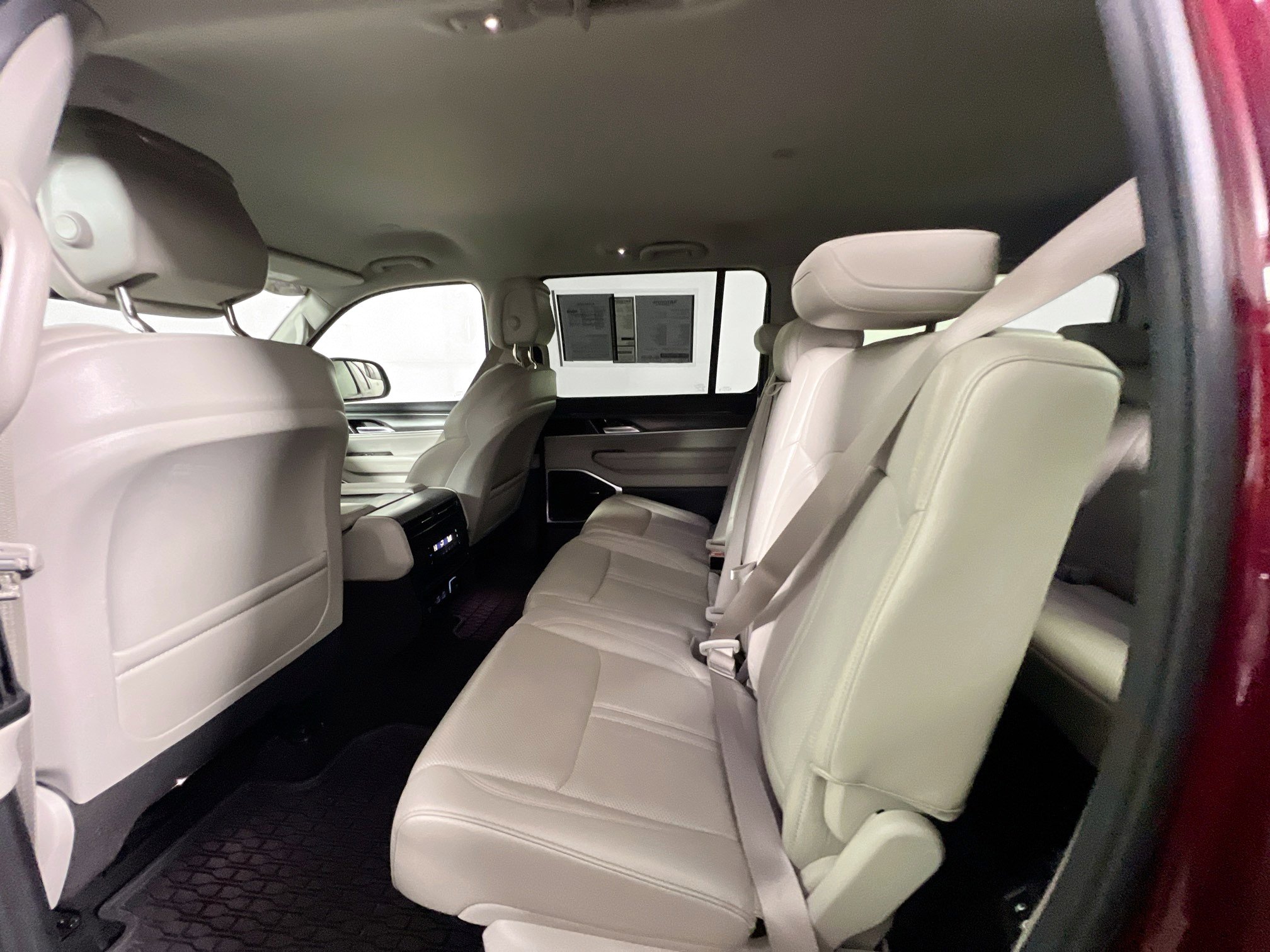 Used 2024 Jeep Wagoneer Series II w/ Flexible Seating Group image 29