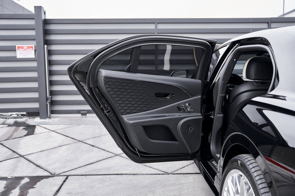 Used 2025 Bentley Flying Spur Plug-In Hybrid image 28