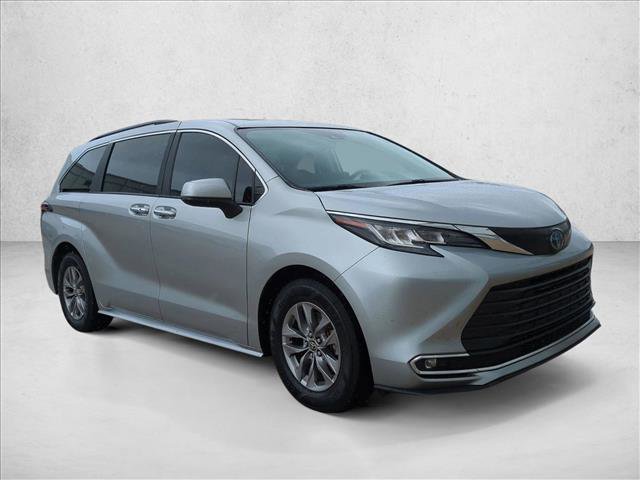Used 2022 Toyota Sienna XLE image 3