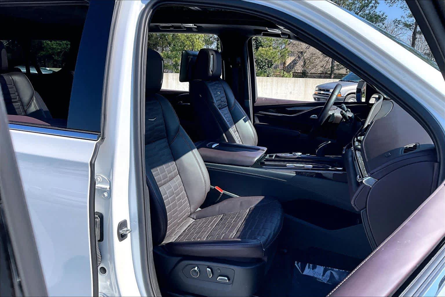 Used 2023 Cadillac Escalade ESV Premium Luxury Platinum w/ LPO, Radiant Package AWD/4WD image 8