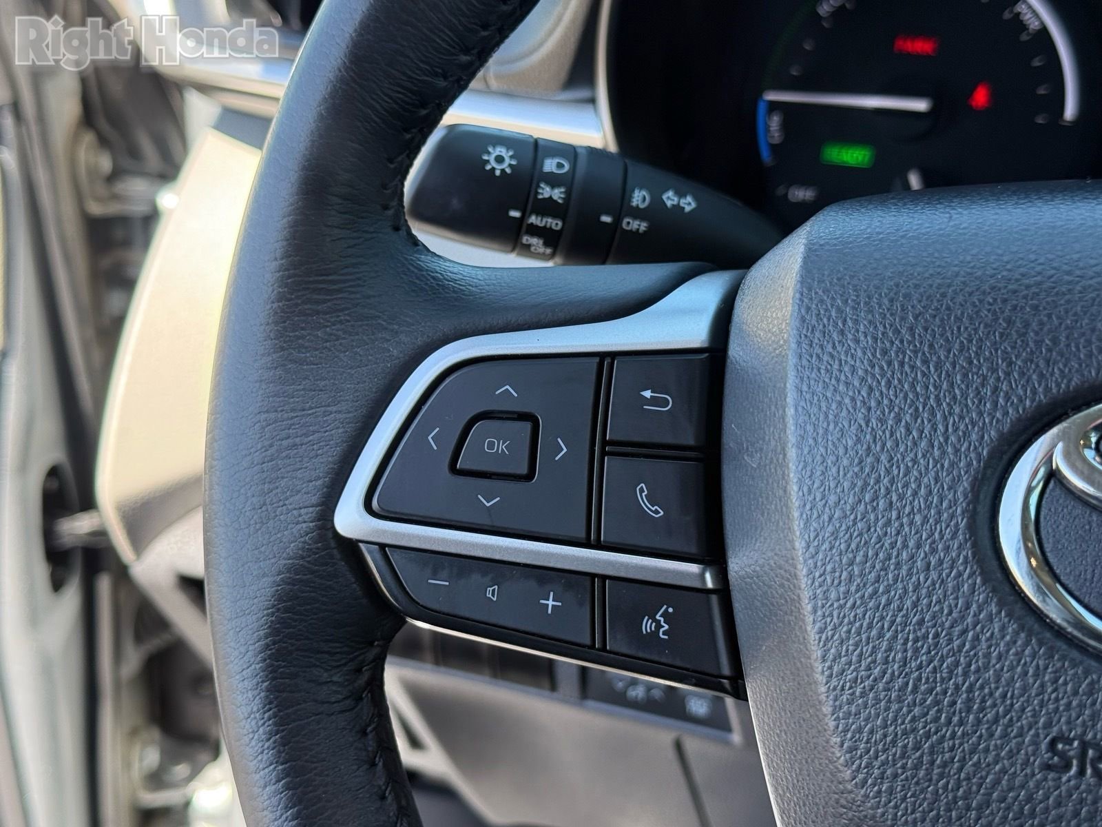 Used 2024 Toyota Sienna XLE FWD image 17