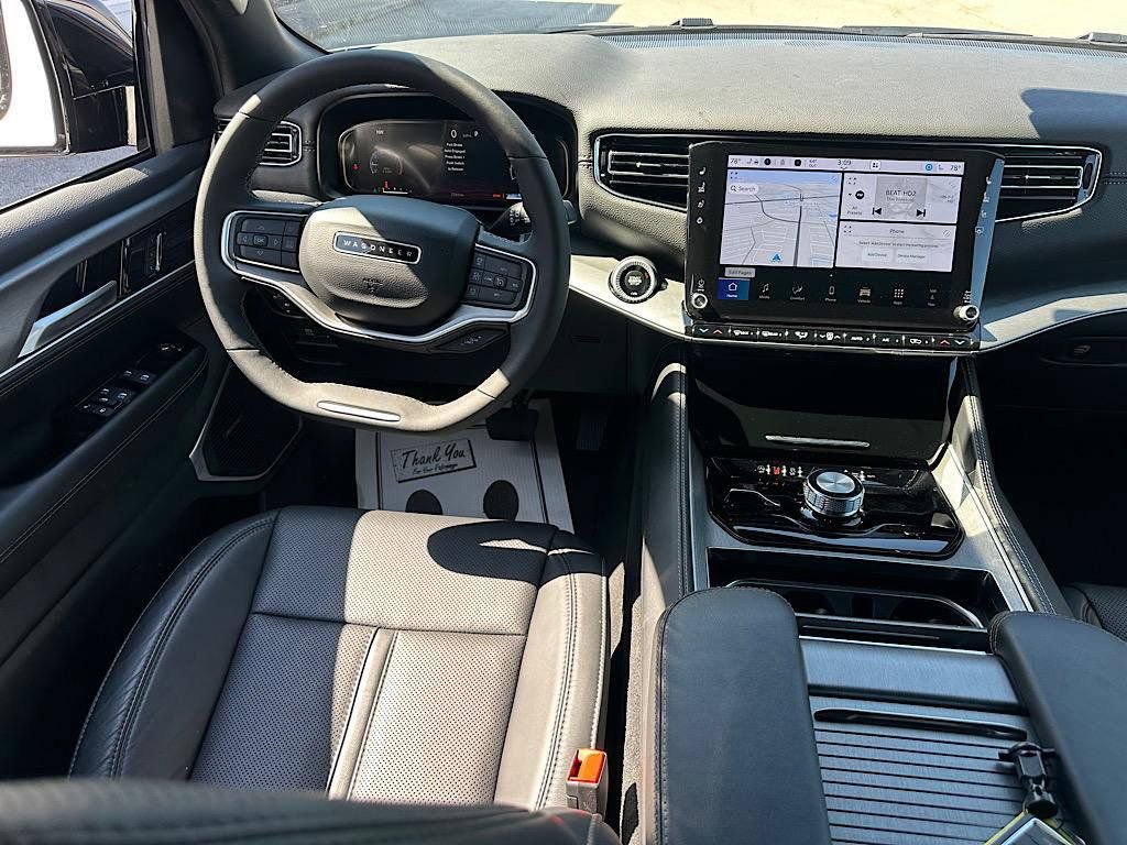 Used 2025 Jeep Wagoneer L Series II w/ 8-pass Seating Package image 21