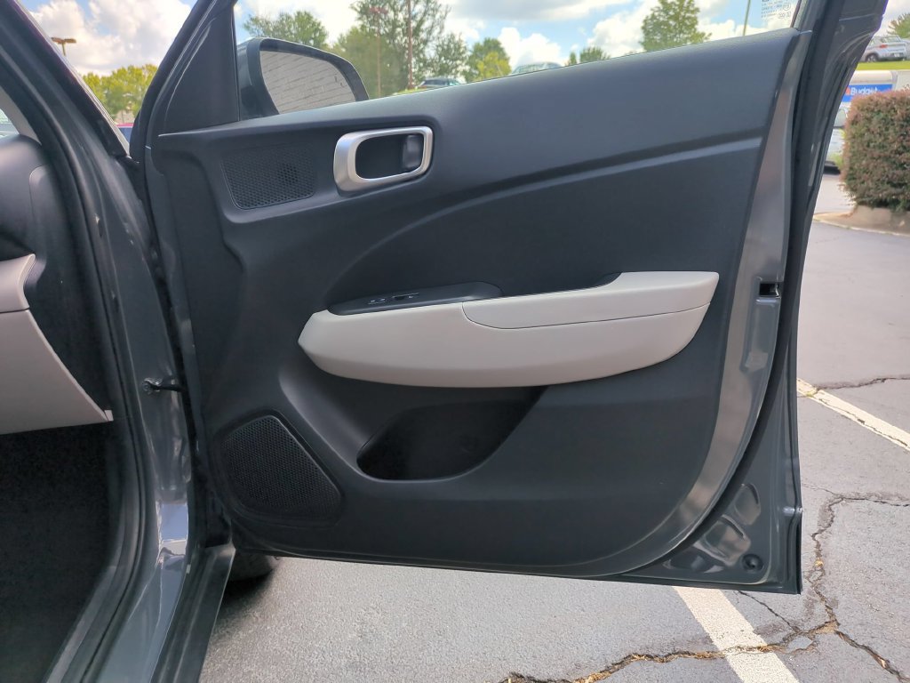 Used 2025 Hyundai Venue SEL FWD image 32