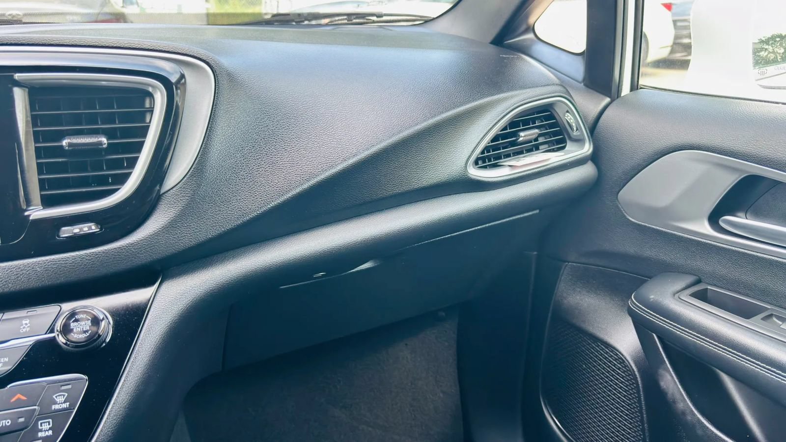 Used 2019 Chrysler Pacifica Touring-L Plus w/ S Appearance Package FWD image 18