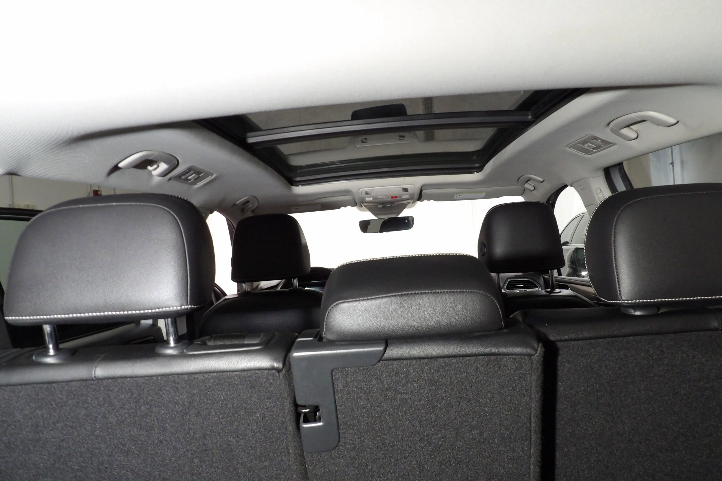 Used 2022 Volkswagen Tiguan SE w/ Panoramic Sunroof Package FWD image 8