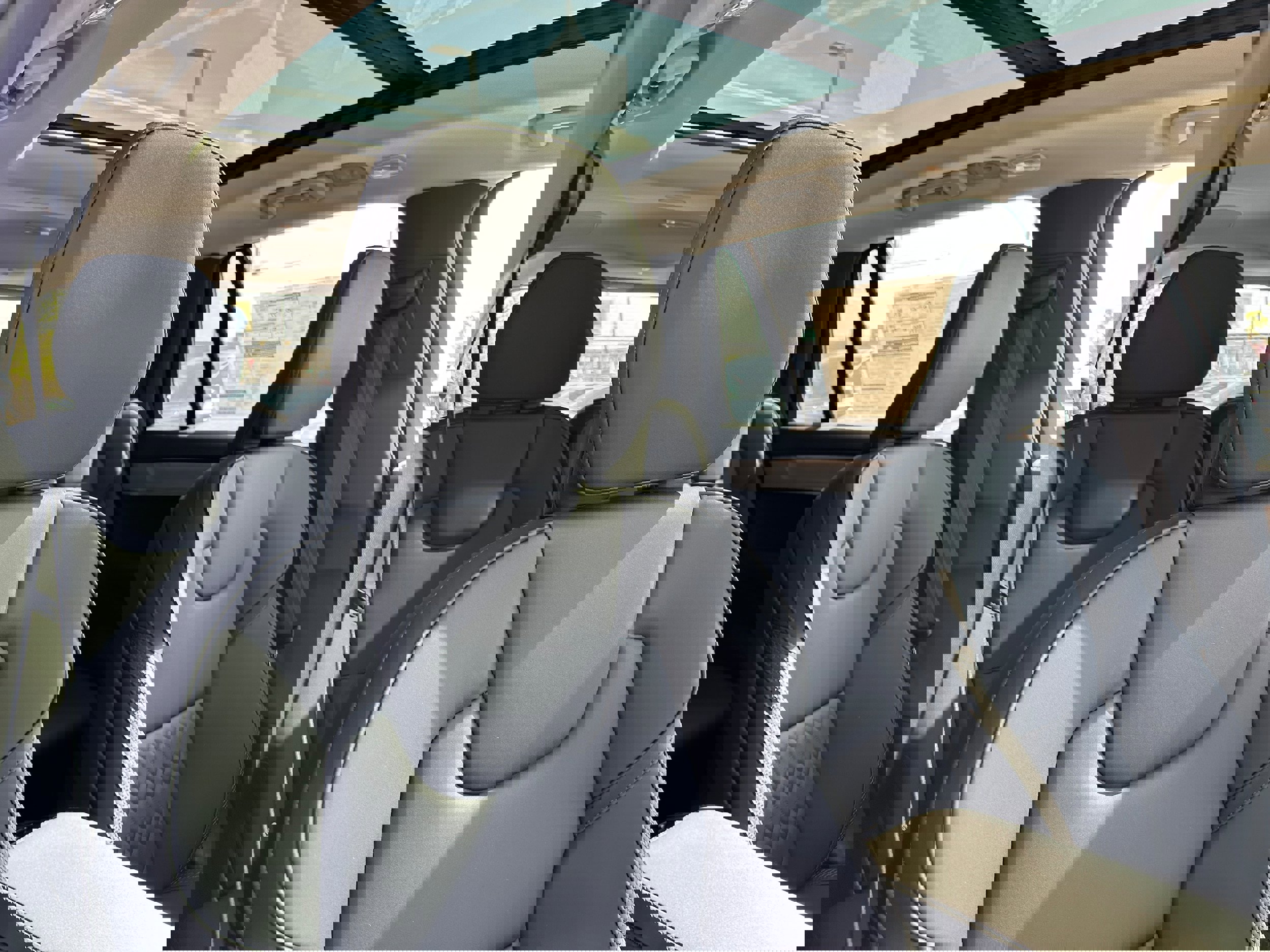 New 2025 Volvo XC90 T8 Plus w/ Protection Package Premier image 9