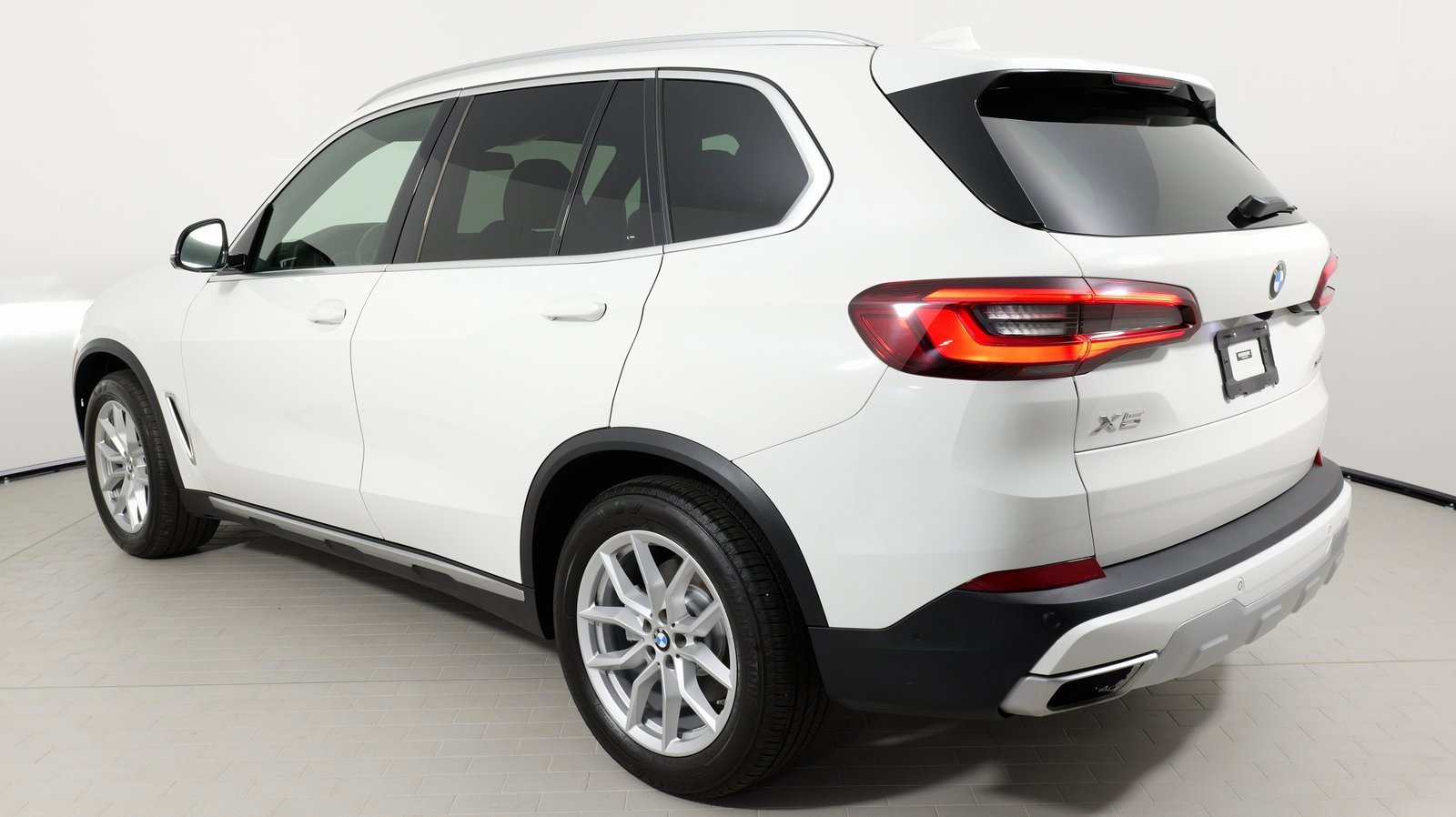 Used 2022 BMW X5 xDrive40i w/ Parking Assistance Package image 21