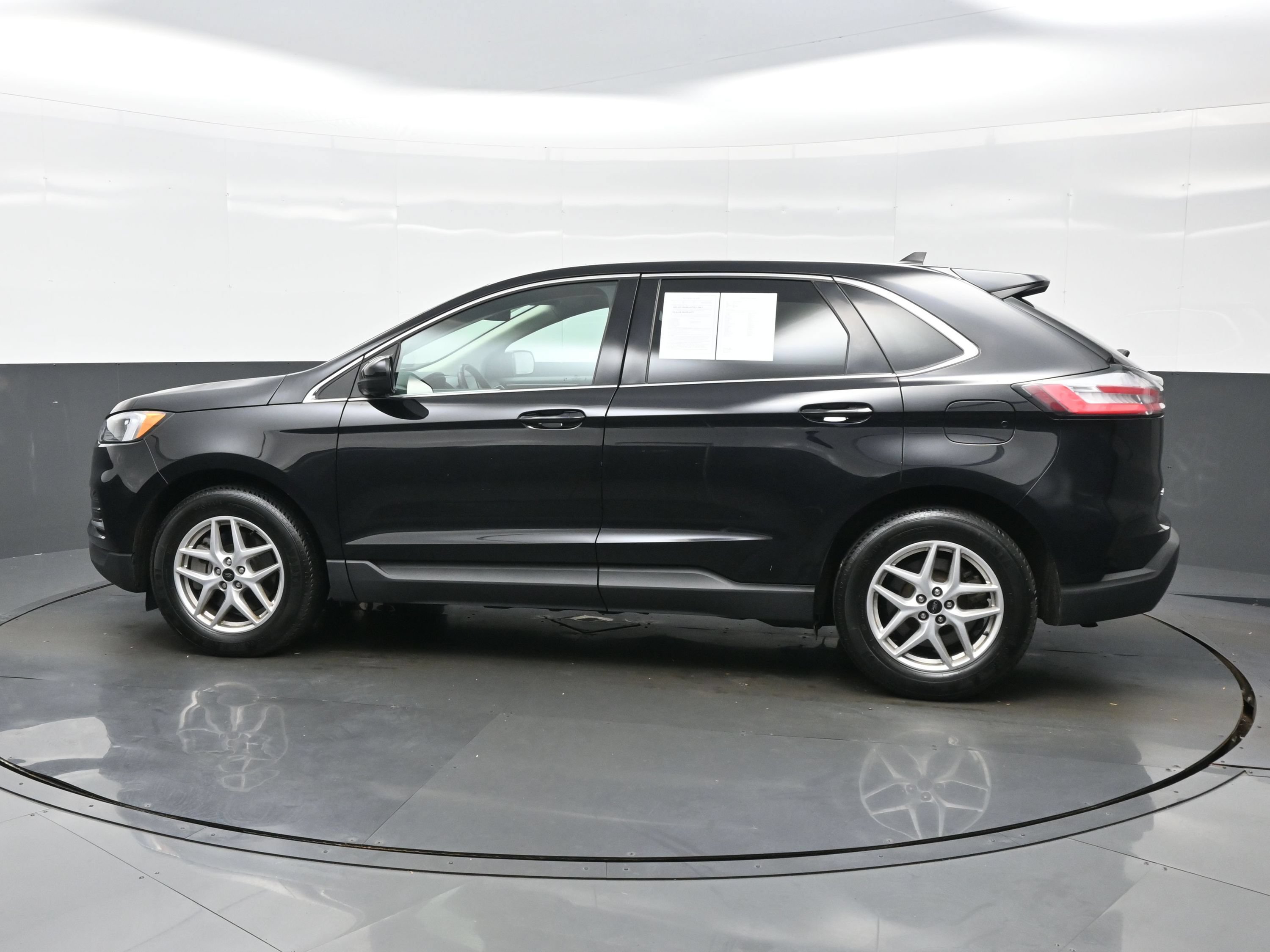 Used 2024 Ford Edge SEL AWD/4WD image 3
