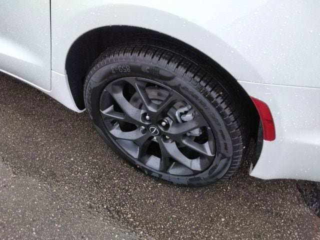 New 2026 Chrysler Pacifica Select AWD/4WD image 19
