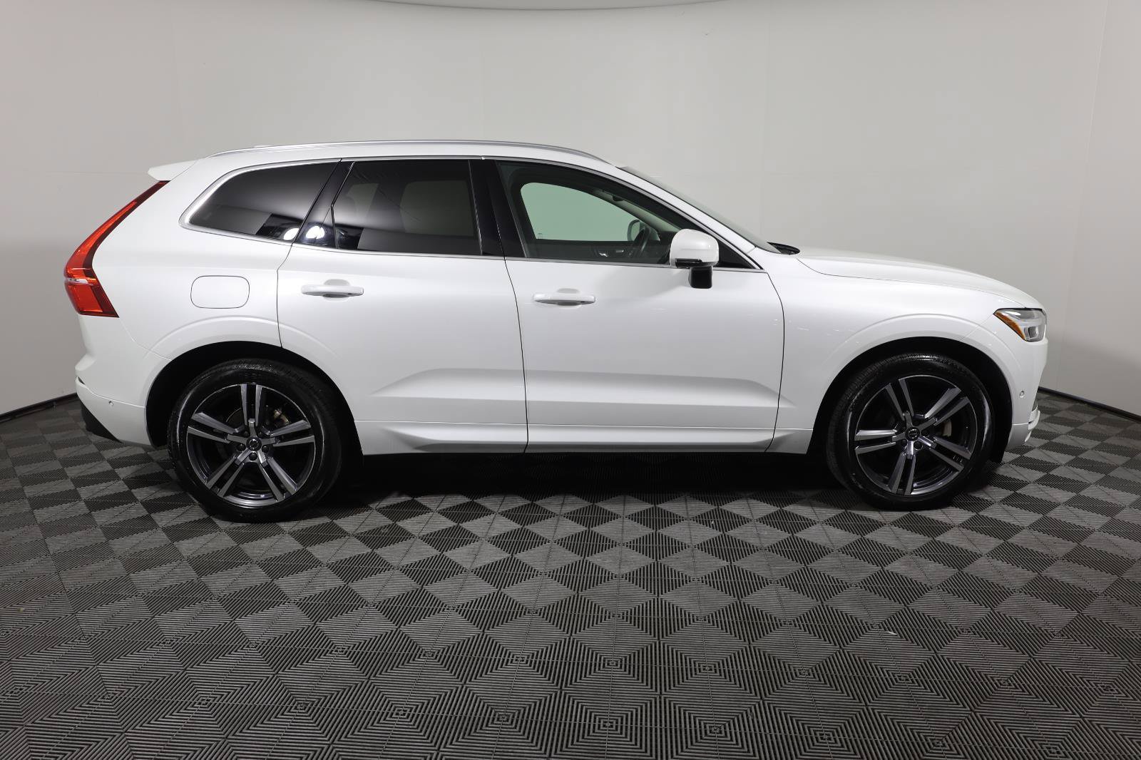 Used 2018 Volvo XC60 T5 Momentum w/ Vision Package AWD/4WD image 4