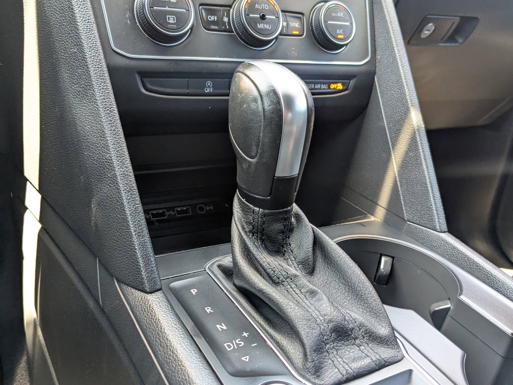 Used 2020 Volkswagen Atlas Cross Sport SE w/ Towing Package image 18