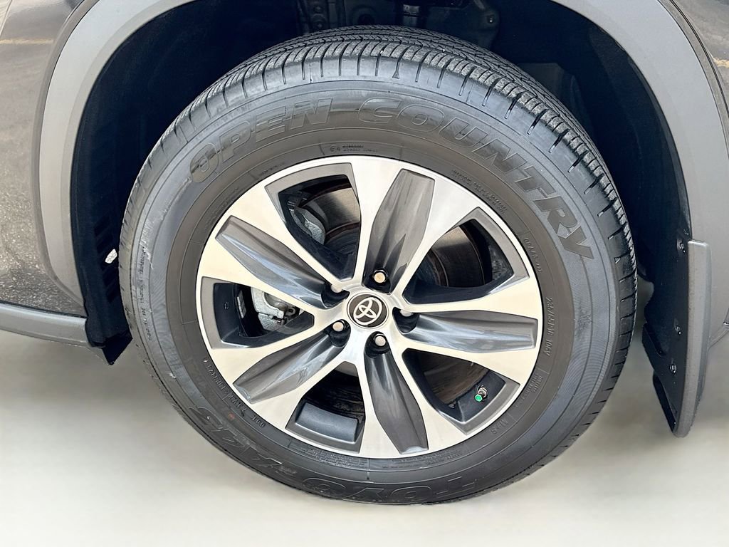 Used 2024 Toyota Highlander XLE AWD/4WD image 43