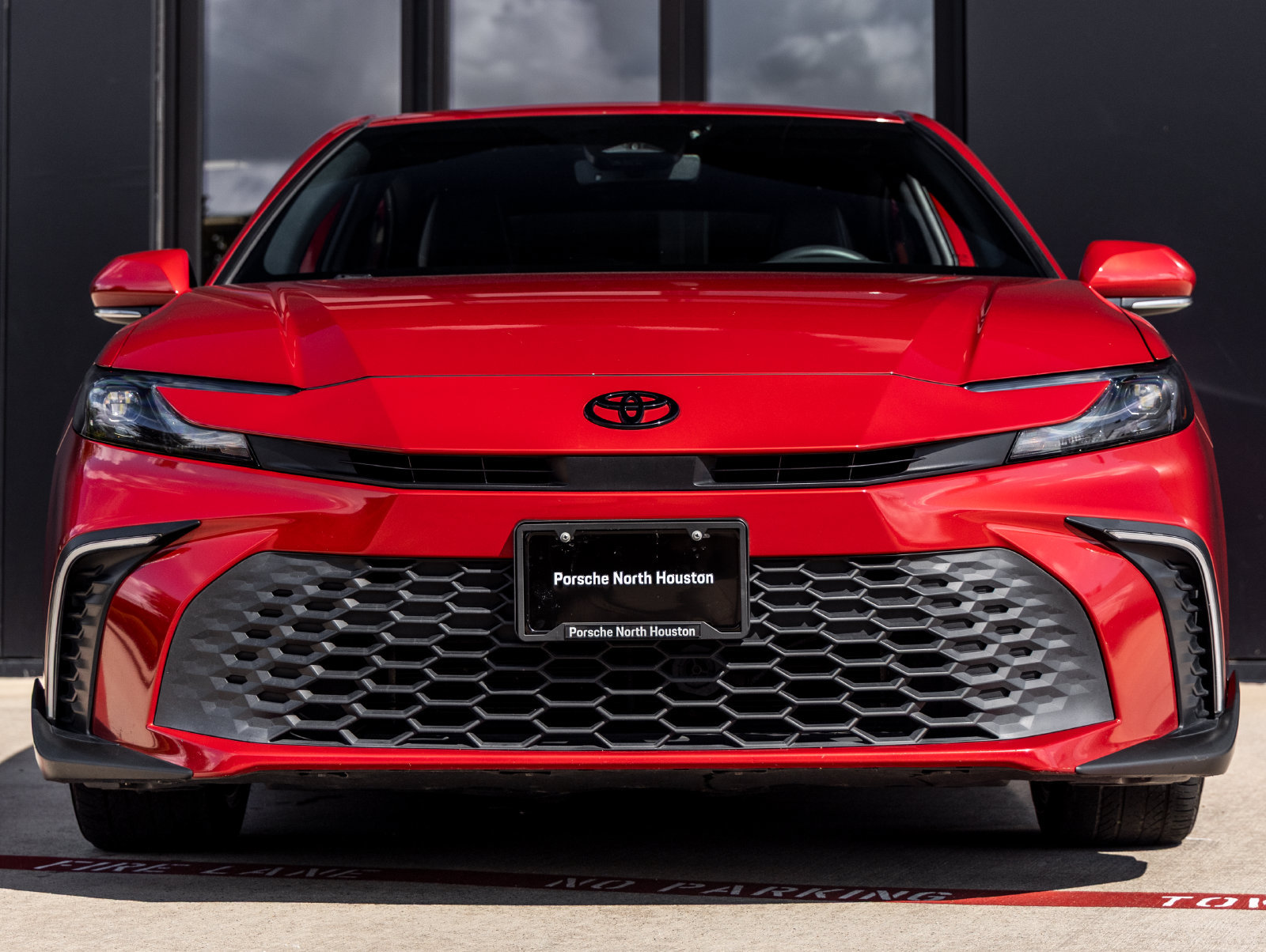 Used 2025 Toyota Camry SE w/ Convenience Package FWD image 4