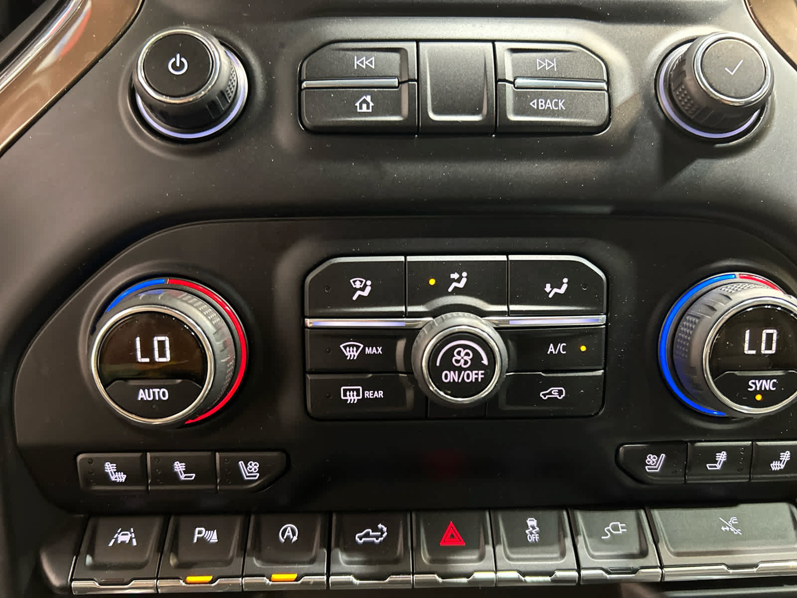 Used 2019 Chevrolet Silverado 1500 High Country w/ Technology Package AWD/4WD image 16