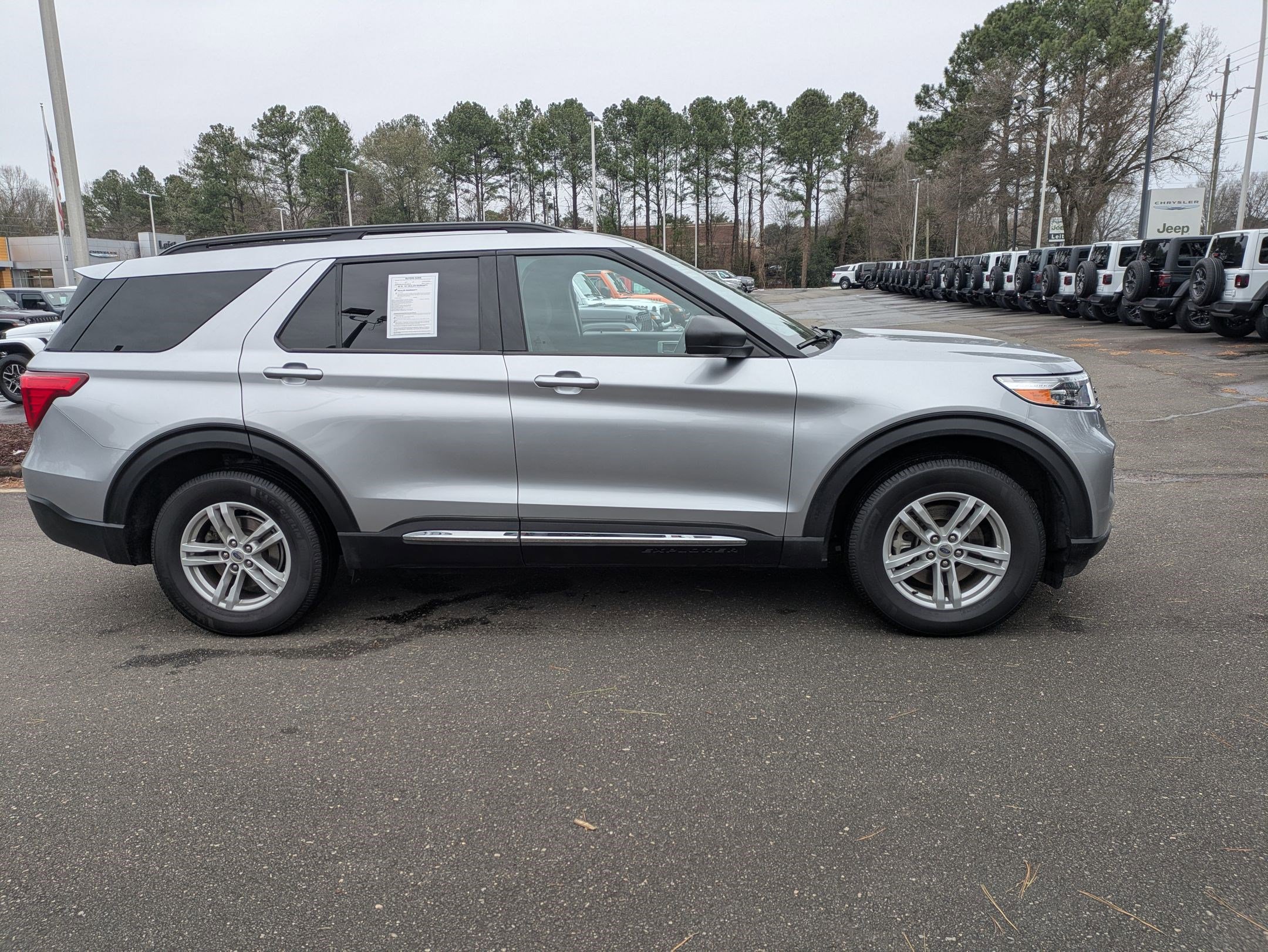 Used 2021 Ford Explorer XLT image 4